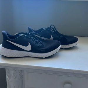 These black Nike running shoes are in a size womens 9.